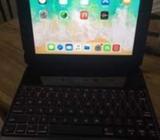 Ipad Air 16GB IOS 12.1 WIFI, protector, teclado con luz